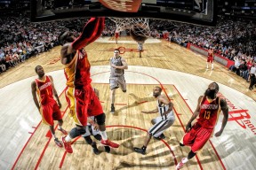 爱游戏app下载-西亚卡姆伤愈复出上演跨界奇迹，爆冷击败巴黎圣日耳曼